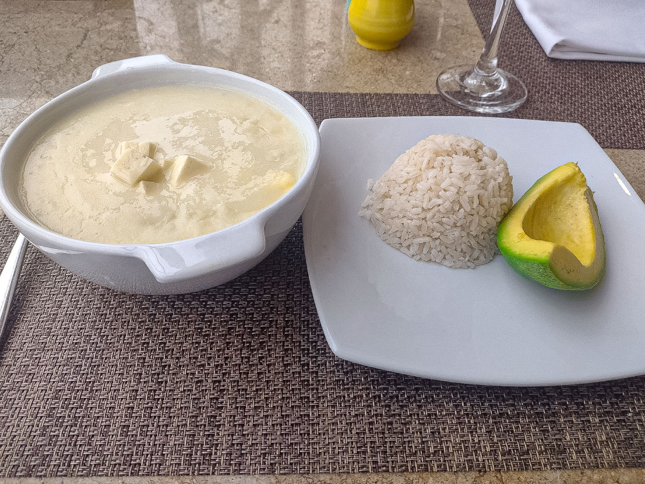 Mote de Queso Hotel Almirante App